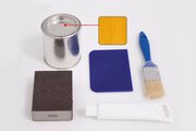 Il kit di riparazione ochra comprende vernice per legno, stucco, spatola, pennello, carta vetrata e istruzioni.