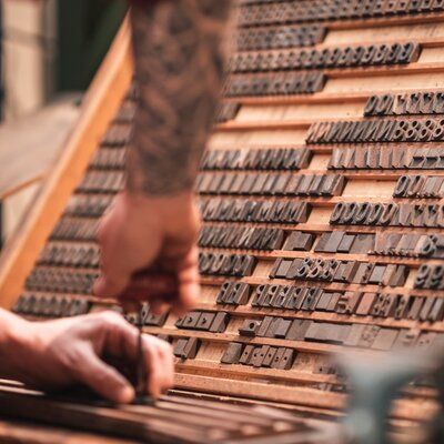 La scritta per la marchiatura a fuoco viene preparata.