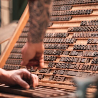 La scritta per la marchiatura a fuoco viene preparata.