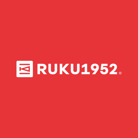 RUKU1952 Logo Das weiße RUKU1952 auf rotem Hintergrund.