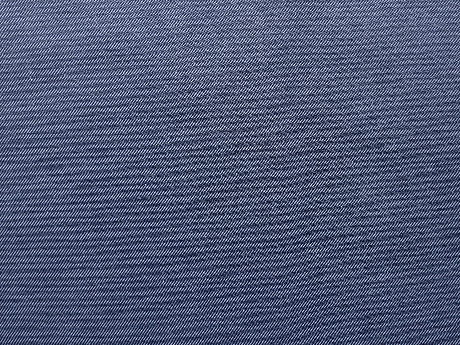 Il tessuto grigio antracite della tovaglia e dei cuscini della panca è composto per il 51% da poliestere e per il 49% da cotone.
