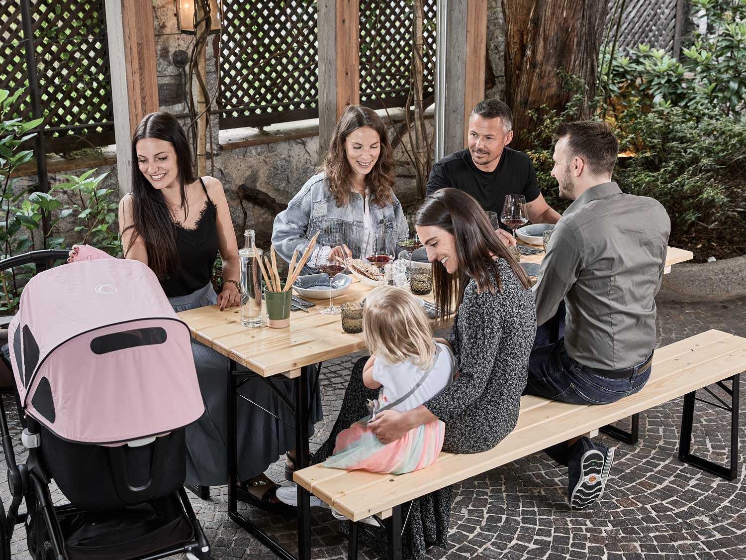 Mehrere Personen sitzen auf der Designgarnitur SitDown im Außenbereich.