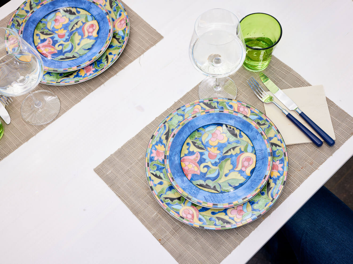 Die Designgarnitur Riva wurde mit bunten Tellern und Gläsern für das Essen dekoriert.