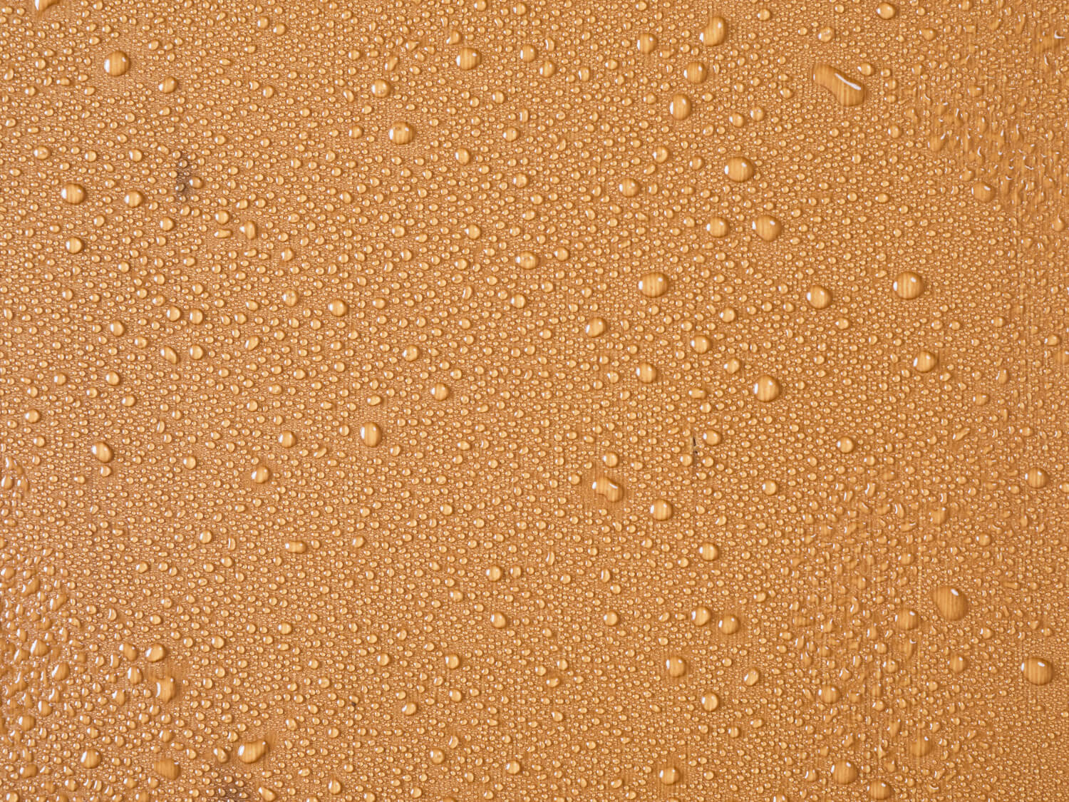 Set di design Rustica in marrone con gocce d'acqua sulla superficie del legno. Lo smalto UV protegge il piano del tavolo da deformazioni e scolorimenti. Il set è quindi resistente agli agenti atmosferici e ignifugo.
