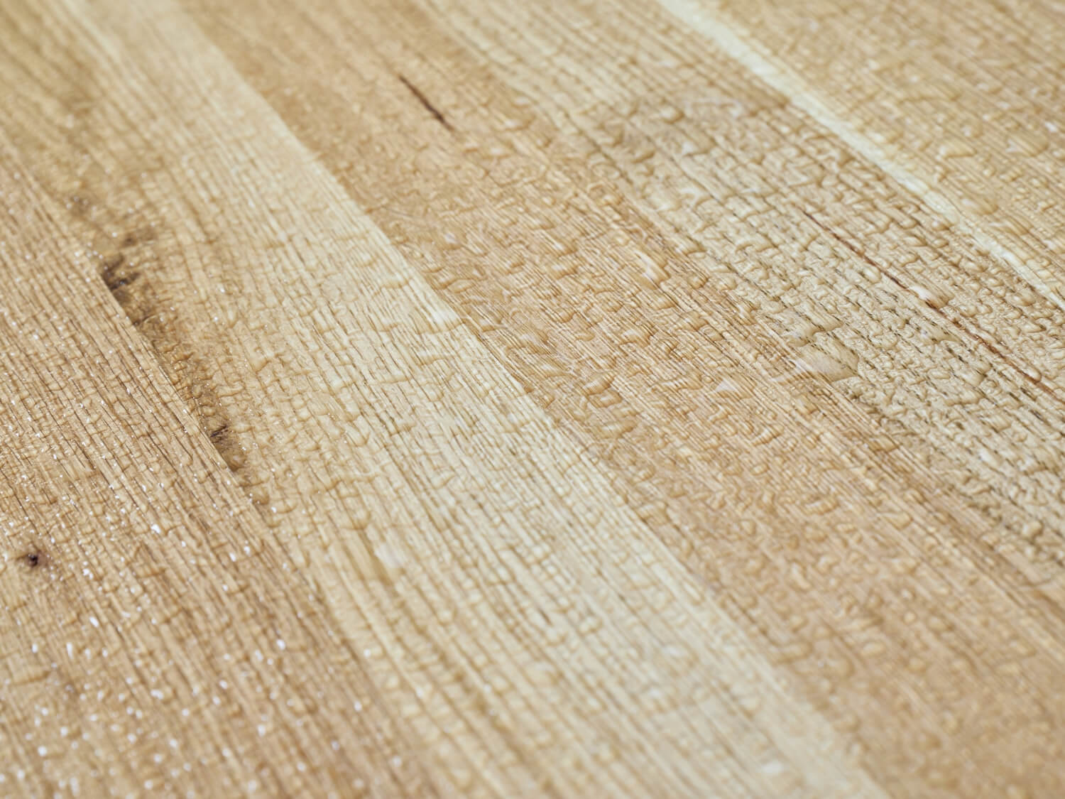 Set di design Lago con gocce d'acqua sulla superficie del legno. Lo smalto UV protegge il piano del tavolo da deformazioni e scolorimenti. Il set è quindi resistente agli agenti atmosferici e ignifugo.