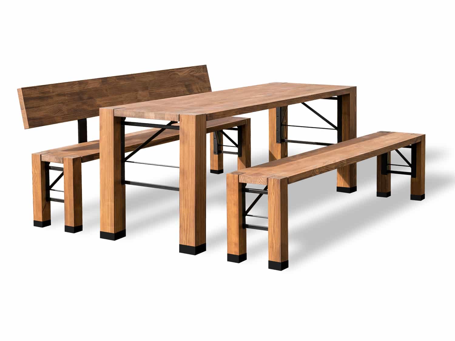 Die Designgarnitur Lago bestehend aus Tisch, Bank mit Lehne und Bank ohne Lehne.