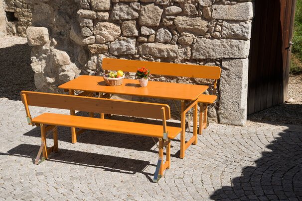 The picture shows the Rustica design set with backrest in Rio di Pusteria.