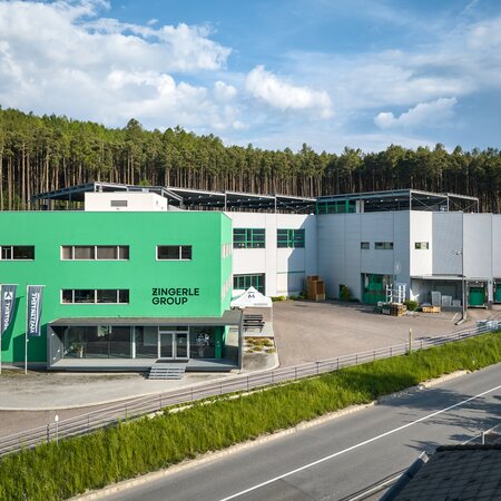 Headquarter Italien Der Headquarter in Italien besteht aus einer Produktionshalle und einem Bürogebäude.