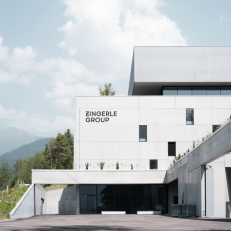 La sede centrale in Italia è costituita da un capannone di produzione e da un edificio per uffici.