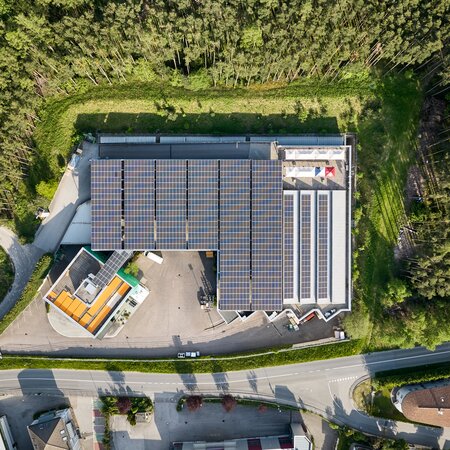 You can see the headquarters in Italy from above with its photovoltaic system .