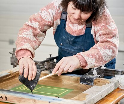 The logo is applied using screen printing.