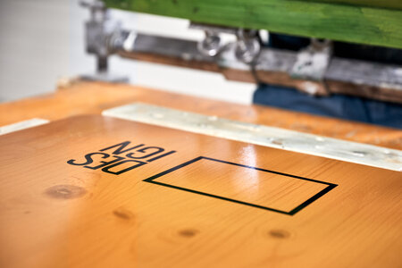Il logo viene applicato in serigrafia.