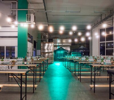 Stehtische Stand Up in einer Halle bei einem Event Die Stehtische sind in einer Halle aufgestellt und für ein Catering dekoriert.