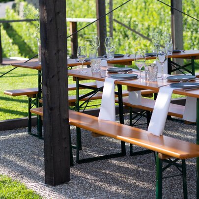 Unsere klassische Bierzeltgarnitur wurde für eine Hochzeit in Weiß- und Blautönen dekoriert.