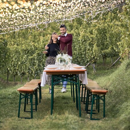 Una coppia si avvicina a un tavolo da birreria decorato.