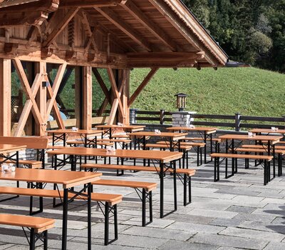 Restaurant terrace Shorty and Classic beer tent sets The outdoor area of a restaurant is shown, where Shorty and Classic beer sets have been placed.