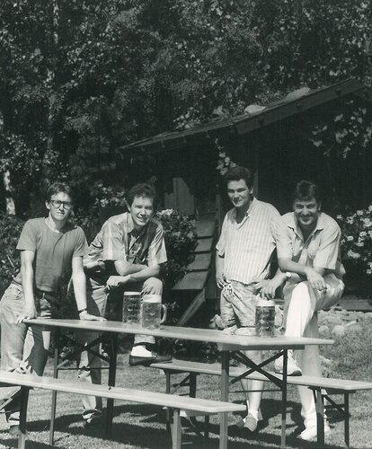 Start der Produktion von Tisch- und Bankfüßen im Jahre 1986 Ein Schwarz-Weiß-Foto das in Bezug steht zum Produktionsstart der Bierzeltgarnituren im Jahre 1986.