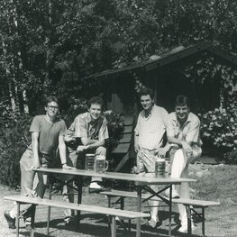 Start der Produktion von Tisch- und Bankfüßen im Jahre 1986 Ein Schwarz-Weiß-Foto das in Bezug steht zum Produktionsstart der Bierzeltgarnituren im Jahre 1986.