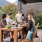 Designgarnitur Lago im Garten Es findet ein Grillen im Garten statt und 4 Personen sitzen bereits auf der Designgarnitur Lago.