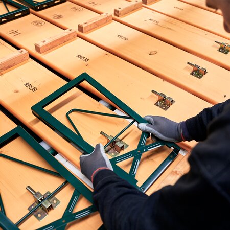 Anbringen des Untergestells Das Untergestell wird auf die Bierzeltgarnitur angebracht.