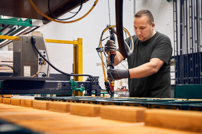 The image shows the assembly of the frames and locking mechanisms of RUKU1952 beer benches.