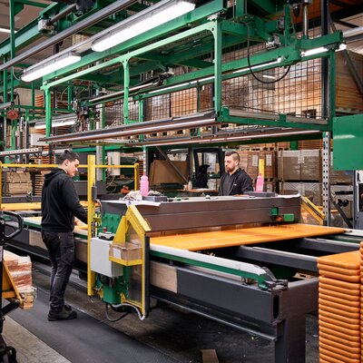 Produktion Schabs Bierbänke Zwei Mitarbeiter bereiten die Bierbänke und -tische für den nächsten Arbeitsschritt vor.