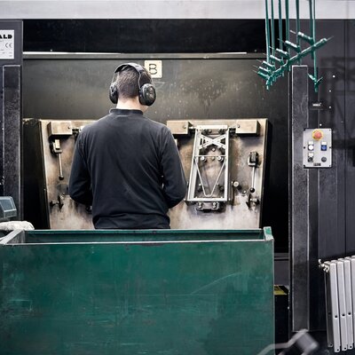 Fertigung von Untergestellen in der Werkstatt Eine Maschine, in der die Untergestelle für die Bierzeltgarnituren gefertigt werden.