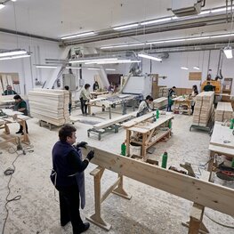 Niederlassung in Rumänien In Rumänien arbeiten viele Arbeiter an der Herstellung der Bierzeltgarnitur.