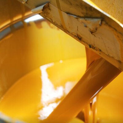 Lackierung der Bierzeltgarnitur in Kiefer Die Bierzeltgarnitur wird in der Farbe Kiefer lackiert.