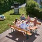 Breite Bierzeltgarnitur mit Lehne in Kiefer Freunde essen gemeinsam auf der breiten Bierzeltgarnitur mit Lehne in Kiefer im Garten.