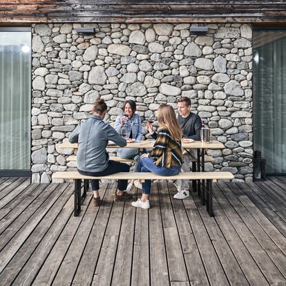 4 people enjoy your meal on a classic beer garden table set in nature. 