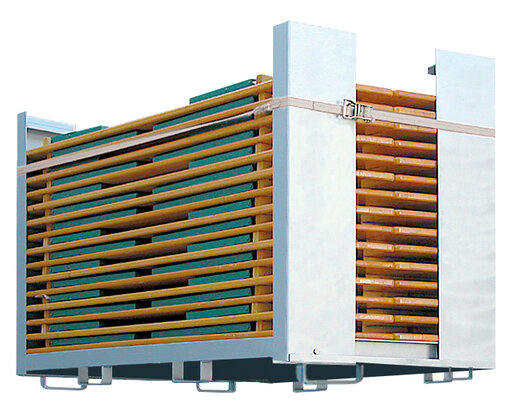 Es befinden sich fünfzehn Bierzeltgarnituren in einem Transportcontainer.