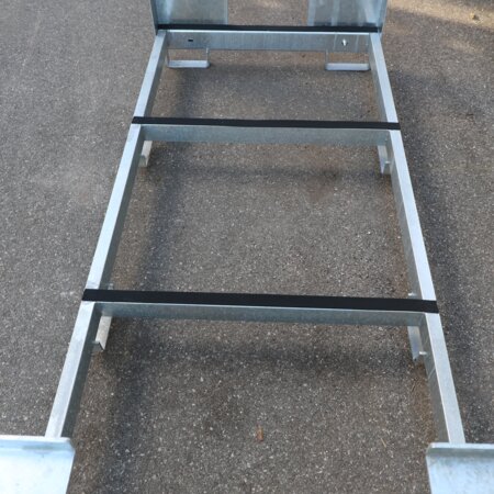 Auf dem Foto wurde das Innere eines leeren Transportgestells für Bierzeltgarnituren fotografiert.