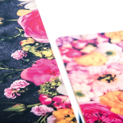 The small beer garden table set was printed with flowers by means of digital printing.