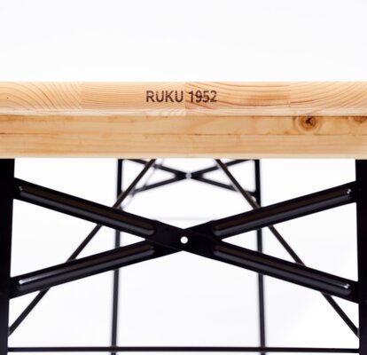 La parte anteriore del tavolo da birreria è stata stampata a getto d'inchiostro.