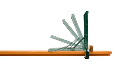 Si vede il meccanismo di apertura di una panca da birra di colore pino.