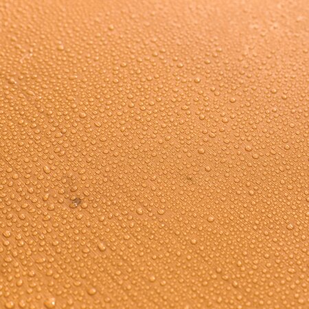 Bierzeltgarnitur mit Wassertropfen auf der Oberfläche des Holzes.