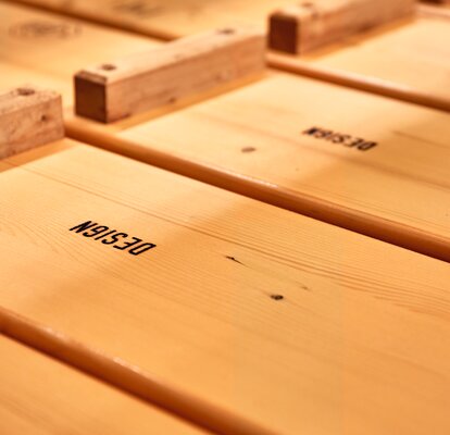 I banchi da birreria sono stati stampati con il logo mediante stampa a inchiostro.