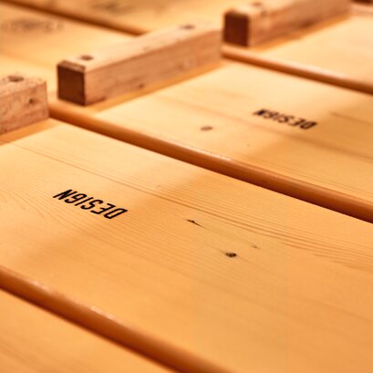 I banchi da birreria sono stati stampati con il logo mediante stampa a inchiostro.