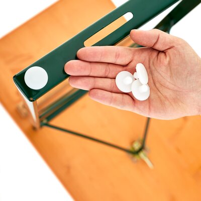 Bodenschoner von RUKU1952 Bodenschoner an einem Untergestell. Eine Hand hält drei weitere Bodenschoner.