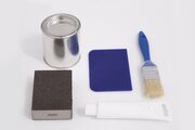 Il kit di riparazione comprende vernice per legno, stucco, spatola, pennello, carta vetrata e istruzioni.