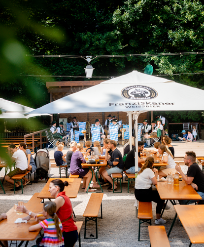 Beer garden table sets with legroom are assembled in beer garden Hirschau.