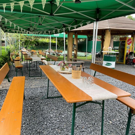 Dekorierte breite Bierzeltgarnitur Für ein Event im Milianshof wurden breite Bierzeltgarnituren mit Lehne dekoriert.