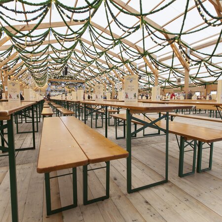 Klassische Bierzeltgarnituren beim Oktoberfest Klassische Bierzeltgarnituren sind beim Oktoberfest im Einsatz gewesen.