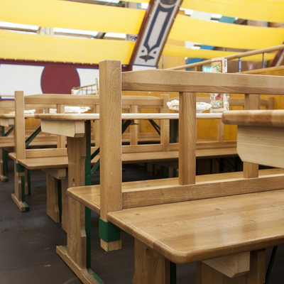 Set da birreria personalizzato in legno speciale per il cliente.