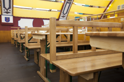 Set da birreria personalizzato in legno speciale per il cliente.