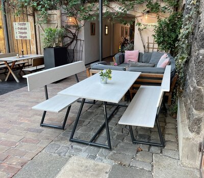 Designgarnitur Riva Außenbereich Gasthof Hirzinger Eine Designgarnitur Riva, die im Außenbereich des Restaurants Hirzinger steht.