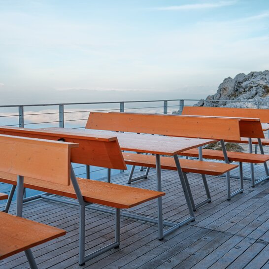 Designgarnitur Riva in Sonderfarbe mit Bergpanorama Sonderanfertigungen der Designgarnitur Riva in der Farbe Ocker stehen bei der Santnerhütte.